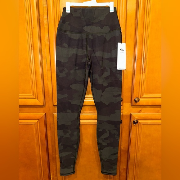NWT never worn. ALO yoga HIGH-WAIST VAPOR LEGGING - Picture 2 of 6